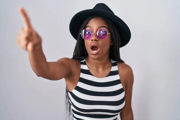 Молодой Африканский Американец Косичками Шляпе Солнцезащитных Очках Указывающих Пальцем Удивленный — стоковое фото