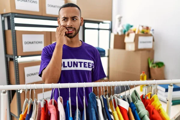 Hombre Afroamericano Vistiendo Una Camiseta Voluntaria Stand Donaciones Que Estresado —  Fotos de Stock
