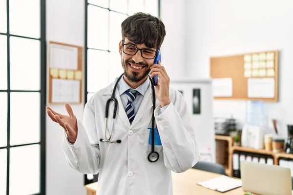 Genç Spanyol Doktor Klinikte Çalışan Akıllı Telefondan Konuşuyor — Stok fotoğraf