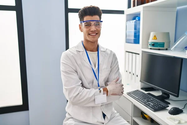 Mladý Hispánec Uniformě Vědce Zkříženými Pažemi Laboratoři — Stock fotografie