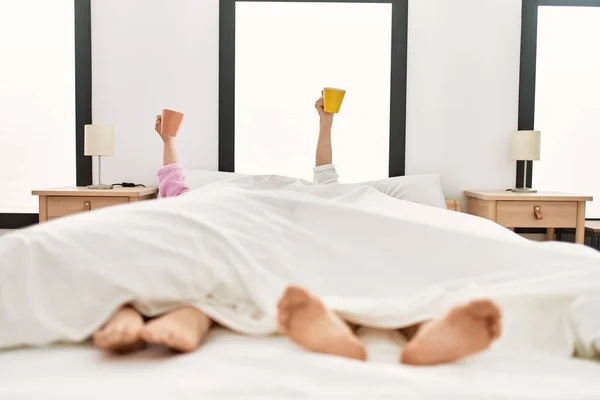 Egy Fiatal Spanyol Házaspár Fekszik Ágyon Hálószobában Felnevelt Bögrével — Stock Fotó