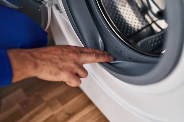 Young Hispanic Man Technician Cleaning Washing Machine Laundry Room — Stockfoto