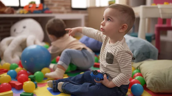 Zwei Entzückende Kleinkinder Spielen Kindergarten Mit Bällen Und Auto Auf — Stockfoto