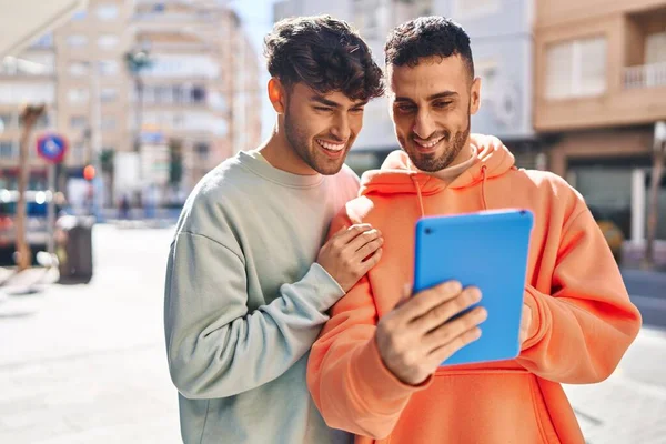 Dos Parejas Hombres Abrazándose Usando Touchpad Calle —  Fotos de Stock