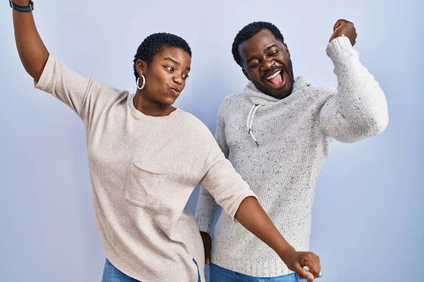 Genç Afro Amerikan Çifti Mavi Arka Planda Birlikte Dans Ediyor — Stok fotoğraf