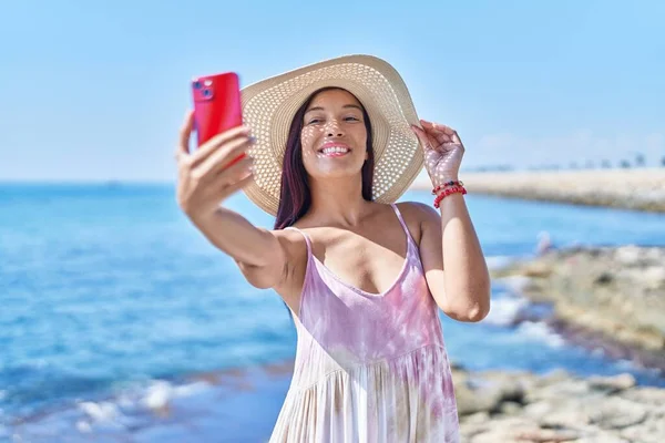 Młoda Piękna Latynoska Turystka Uśmiechnięta Pewnie Zrobić Selfie Przez Smartfona — Zdjęcie stockowe