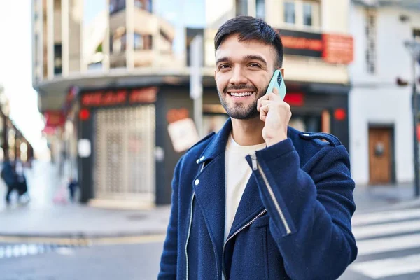 Joven Hombre Hispano Sonriendo Confiado Hablando Teléfono Inteligente Calle — Foto de Stock