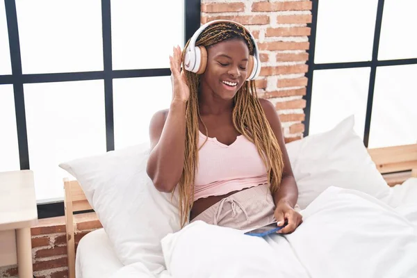 Afro Amerikaanse Vrouw Luisteren Naar Muziek Zitten Bed Slaapkamer — Stockfoto