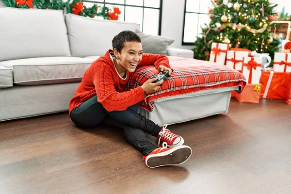 Jovem Hispânica Jogando Videogame Sentado Árvore Natal Casa — Fotografia de Stock