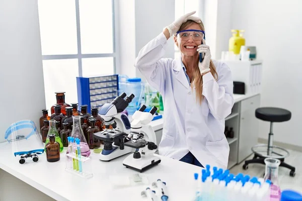 在科学家实验室工作的漂亮女人在电话里用手拉手 惊讶和愤怒的表情感到压力和沮丧 — 图库照片