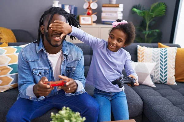 Father Daughter Playing Video Game Sitting Sofa Home — Stok fotoğraf