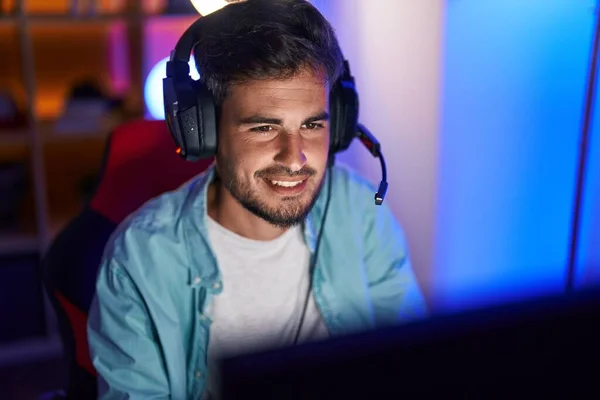 Νεαρός Ισπανός Που Χαμογελάει Αυτοπεποίθηση Καθισμένος Στο Τραπέζι Στο Gaming — Φωτογραφία Αρχείου