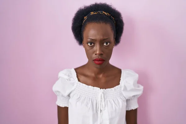Afrikaanse Vrouw Met Krullend Haar Staan Roze Achtergrond Sceptisch Nerveus — Stockfoto