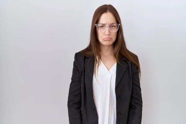 美しいブルネットの女性は ビジネスジャケットや眼鏡を着用落ち込んでおり 苦痛のために心配し 怒って恐れて泣いています 悲しい表情 — ストック写真
