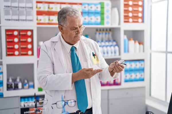 Hombre Pelo Gris Mediana Edad Farmacéutico Sosteniendo Gafas Farmacia — Foto de Stock