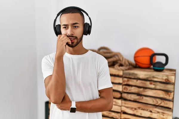 Afroamerikaner Der Der Turnhalle Über Kopfhörer Musik Hört Sieht Gestresst — Stockfoto