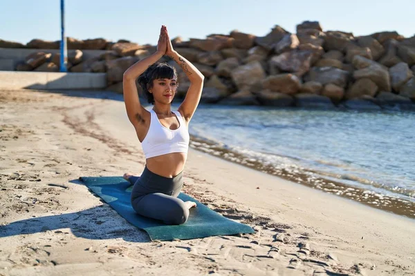 Giovane Donna Esercizio Yoga Seduta Sulla Sabbia Mare — Foto Stock