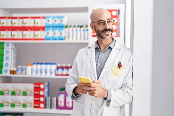 Young Hispanic Man Pharmacist Using Smartphone Standing Pharmacy — Stockfoto