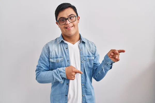 Junger Hispanischer Mann Mit Syndrom Trägt Lässige Jeansjacke Über Weißem — Stockfoto