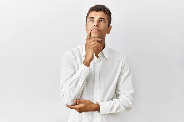 Young Handsome Hispanic Man Standing Isolated Background Hand Chin Thinking — Stock Photo, Image