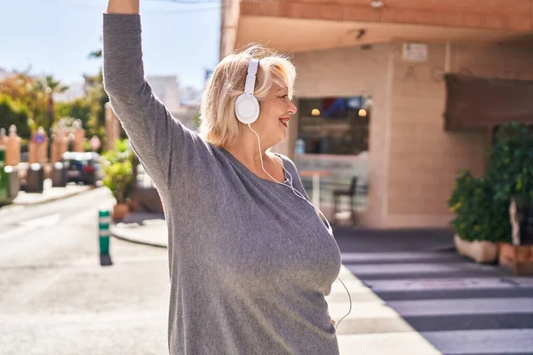 Middelbare Leeftijd Blonde Vrouw Luisteren Naar Muziek Dansen Straat — Stockfoto