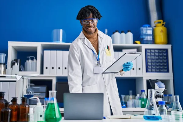 African American Man Scientist Using Laptop Holding Clipboard Laboratory — Fotografia de Stock