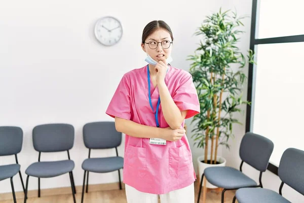 Joven Asiática Enfermera Mujer Sala Espera Médica Pensando Preocupado Por — Foto de Stock