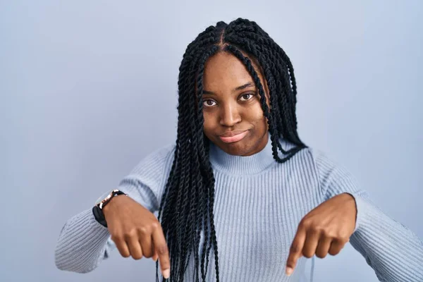 Femme Afro Américaine Debout Sur Fond Bleu Pointant Vers Bas — Photo
