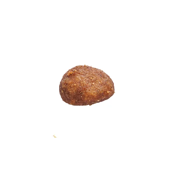 在孤立的白色背景上美味的单个狗食球 — 图库照片