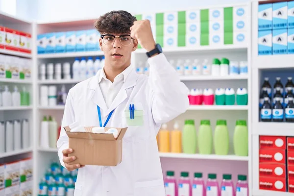 Adolescente Ispanico Che Lavora Farmacia Farmacia Contenente Una Scatola Con — Foto Stock