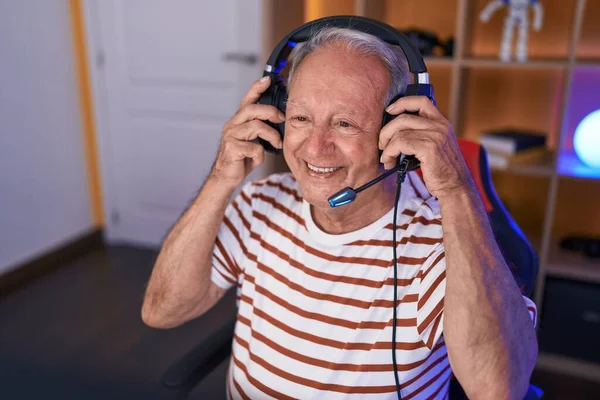 Edad Media Gris Hombre Streamer Sonriendo Confiado Sentado Mesa Sala —  Fotos de Stock