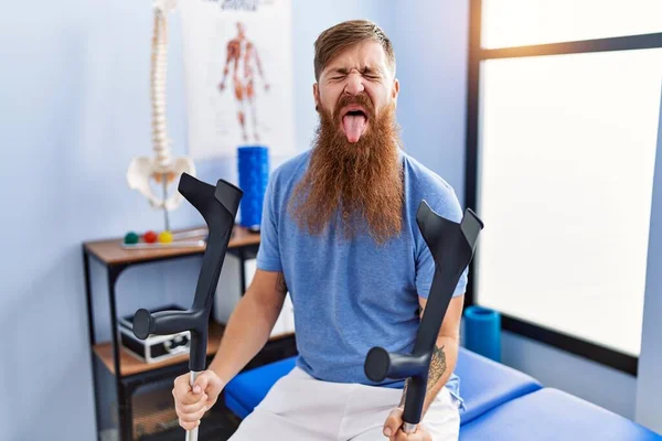 Ruiva Homem Com Barba Longa Segurando Muletas Clínica Reabilitação Furando — Fotografia de Stock