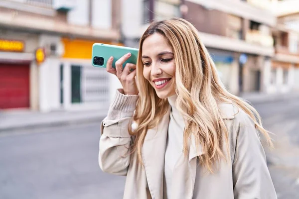 Caddedeki Akıllı Telefondan Kendine Güvenen Güler Yüzlü Genç Sarışın Kadın — Stok fotoğraf