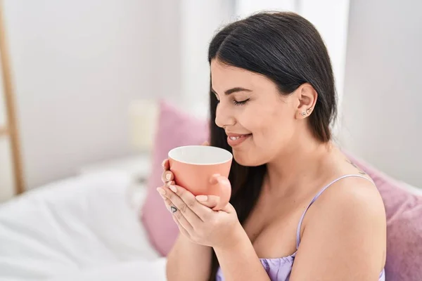 Genç Spanyol Kadın Yatakta Bir Fincan Kahve Içiyor — Stok fotoğraf