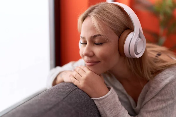 Mladá Blondýna Žena Poslouchá Hudbu Sedí Pohovce Doma — Stock fotografie