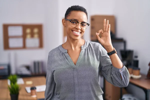 Африканская Американка Работающая Офисе Очках Улыбаясь Позитивно Делает Хорошо Знак — стоковое фото