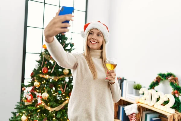 Νεαρή Ξανθιά Γυναίκα Κάνει Selfie Από Smartphone Στέκεται Από Χριστουγεννιάτικο — Φωτογραφία Αρχείου