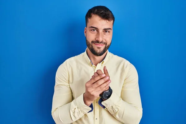 Handsome Hispanic Man Standing Blue Background Hands Together Crossed Fingers — Stockfoto