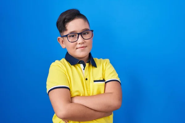 Ein Junges Hispanisches Kind Steht Vor Blauem Hintergrund Und Lächelt — Stockfoto