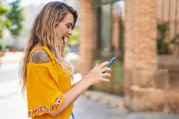 Jovem Mulher Sorrindo Confiante Usando Smartphone Rua — Fotografia de Stock
