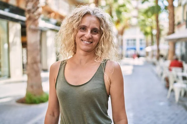 Middelaldrende Blond Kvinne Smiler Selvsikker Går Gata – stockfoto