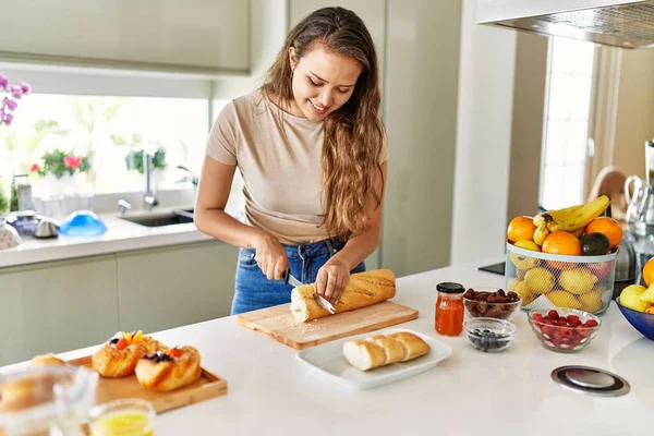 年轻美丽的惊慌失措的女人在厨房准备早餐切面包 — 图库照片