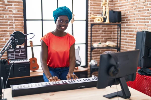 Молодая Африканская Американка Музыкант Играет Фортепиано Клавишных — стоковое фото