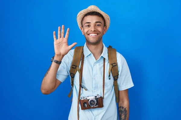 Brazilský Mladý Muž Drží Vintage Fotoaparát Ukazuje Ukazuje Prsty Číslo — Stock fotografie