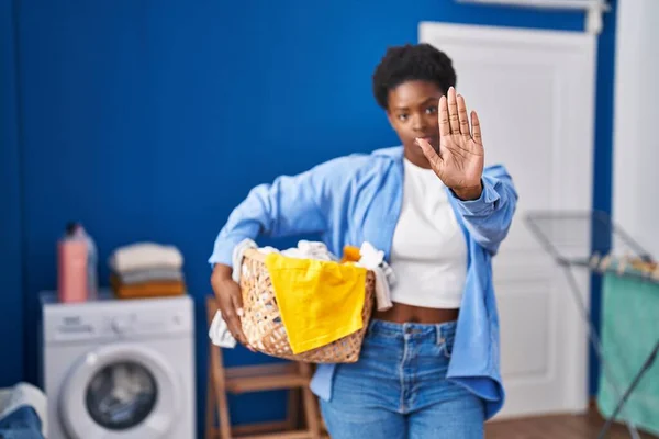 Africano Americano Mulher Segurando Cesta Roupa Com Mão Aberta Fazendo — Fotografia de Stock