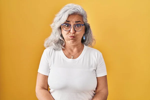Sarı Arka Planda Duran Gri Saçlı Komik Yüzlü Orta Yaşlı — Stok fotoğraf