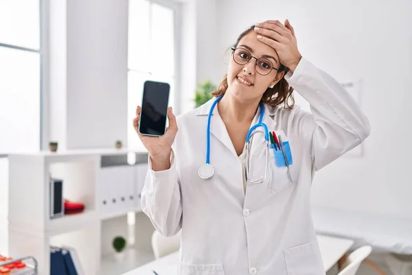 Young Hispanic Doctor Woman Holding Smartphone Showing Screen Stressed Frustrated — Stock Photo, Image