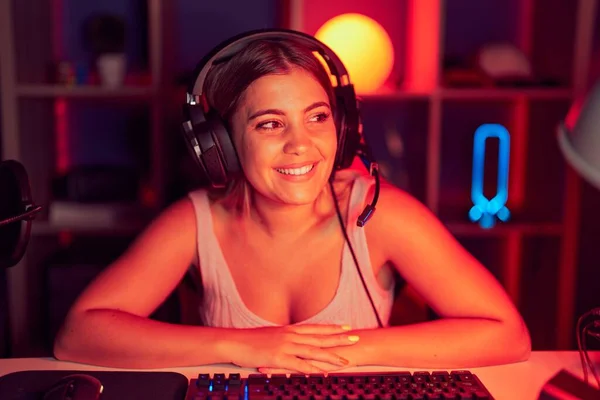 Young Blonde Woman Playing Video Games Wearing Headphones Looking Away — Foto de Stock