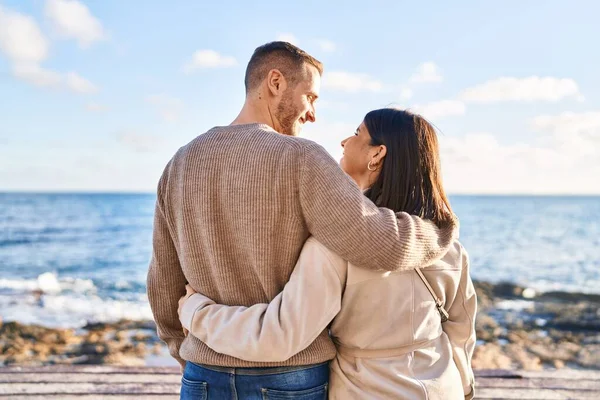 Άνδρας Και Γυναίκα Ζευγάρι Αγκαλιάζονται Όρθιοι Θέα Στη Θάλασσα — Φωτογραφία Αρχείου