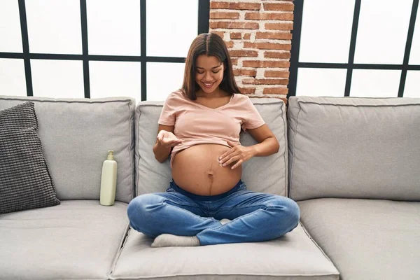 Jonge Latijnse Vrouw Zwanger Aanbrengen Crème Lotion Huid Buik Thuis — Stockfoto